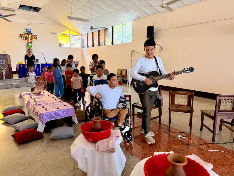 Niños participando en una actividad de ministerio.