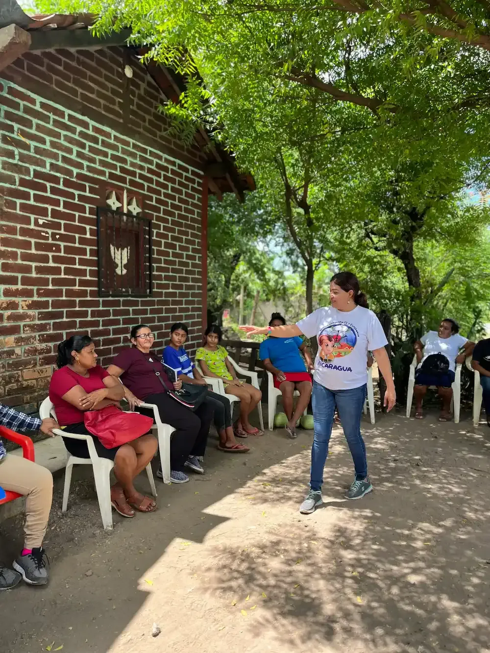 Comunidad recibiendo formación en un taller.