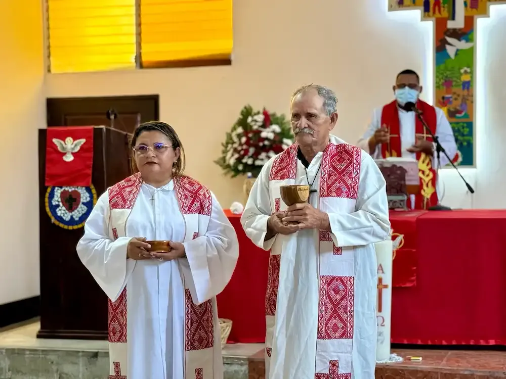 Comunidad celebrando la eucaristía