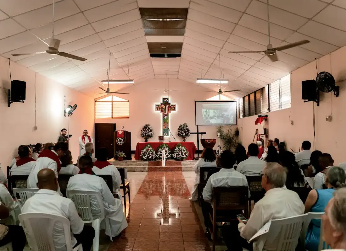 Comunidad reunida compartiendo juntos