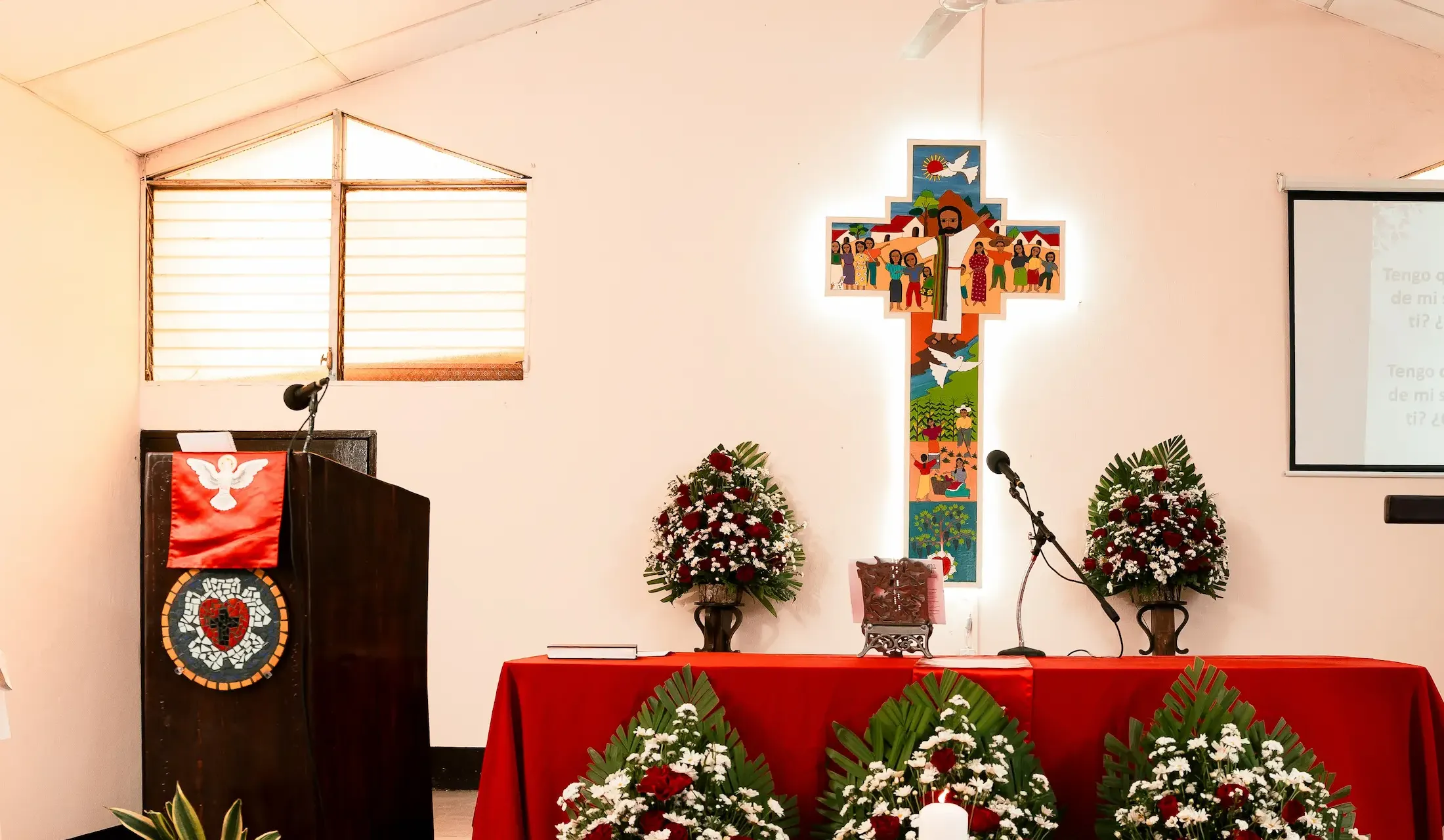 Congregación en adoración durante un culto de la Iglesia Luterana Fe y Esperanza