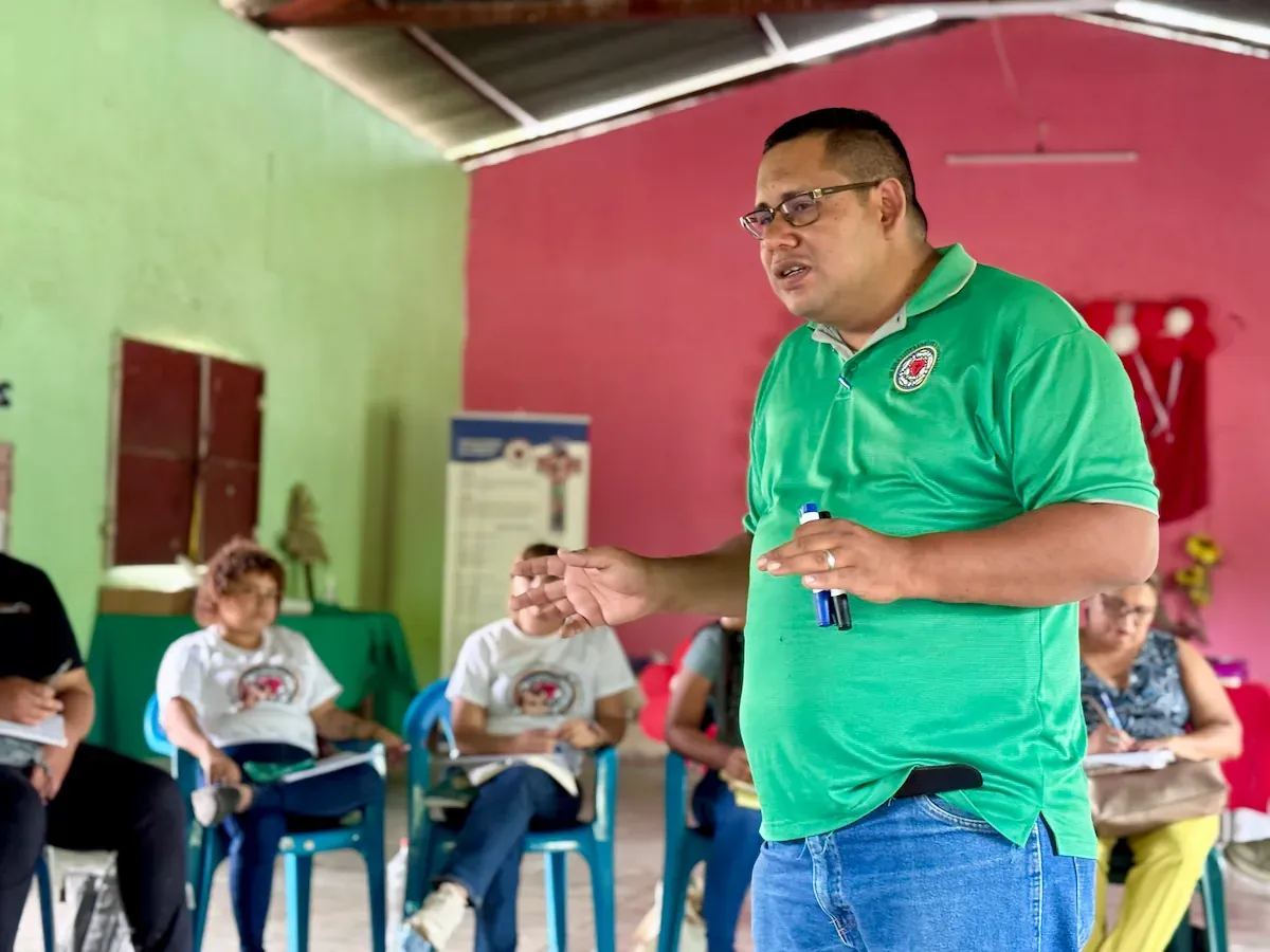 Pastora liderando una reunión de oración.