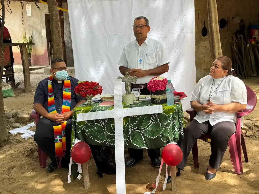 Comunidad reunida para culto.