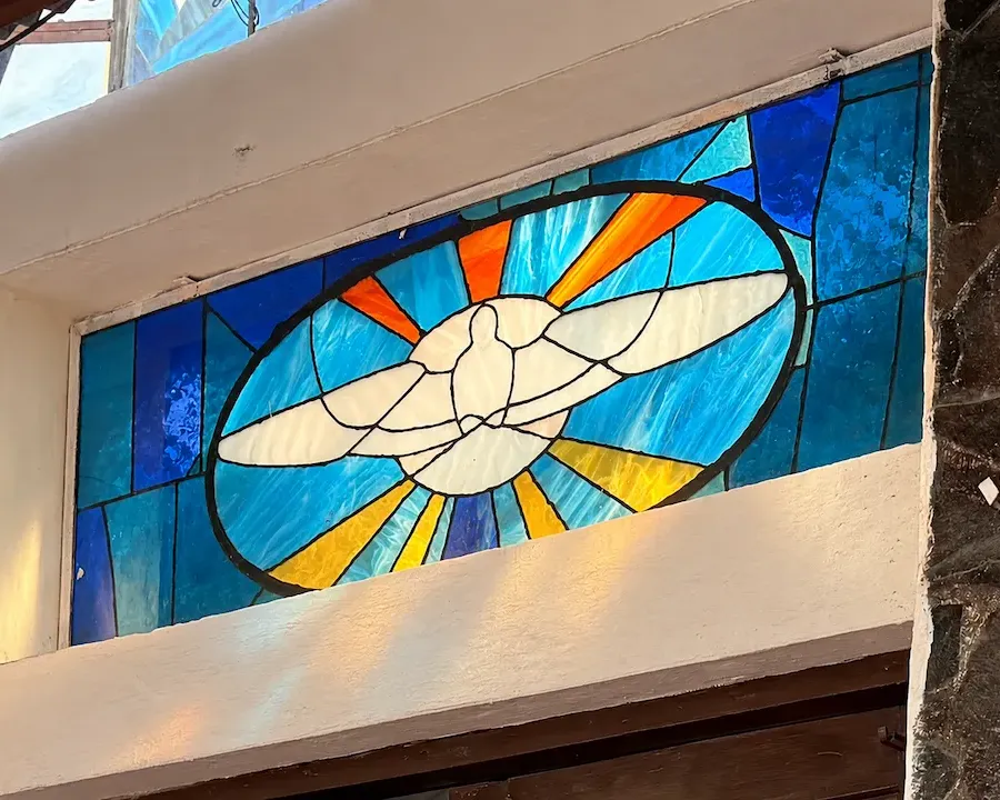 Vitral de la iglesia con un diseño colorido y simbólico